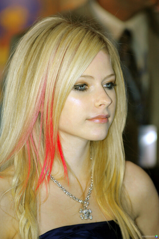 Avril Lavigne with pink streaks