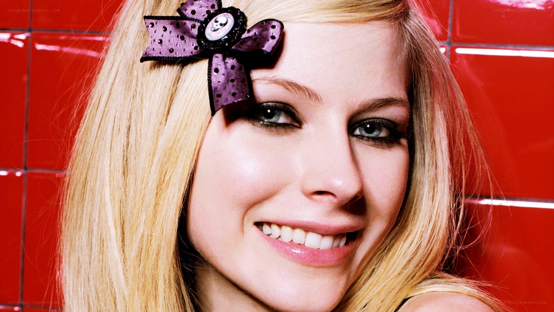 Avril Lavigne with purple bow