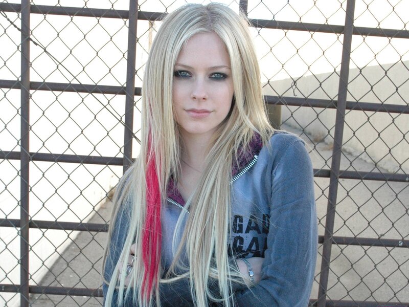Avril Lavigne with red streak