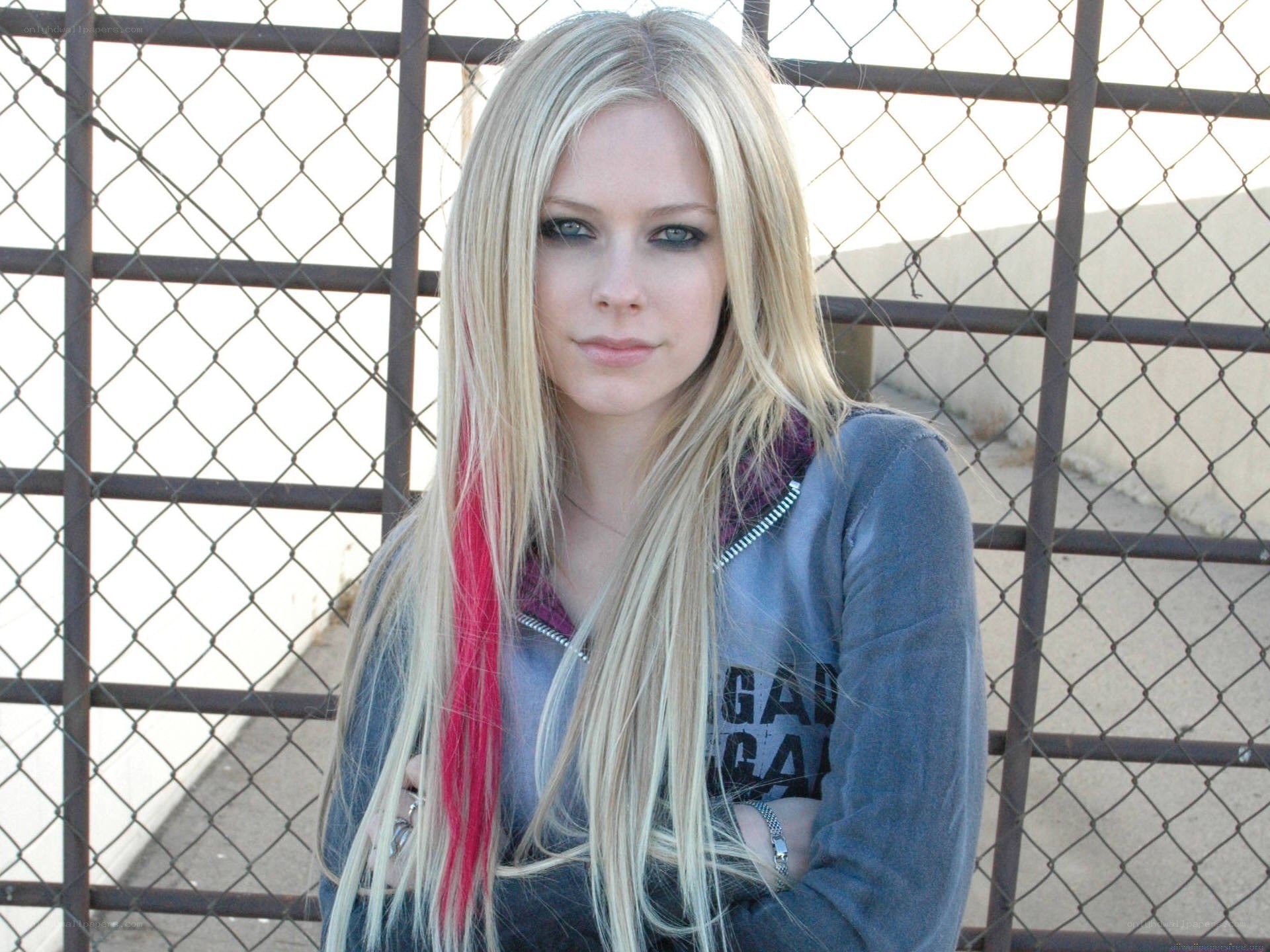 Avril Lavigne with red streak