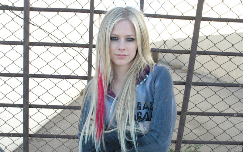 Avril Lavigne with red streak