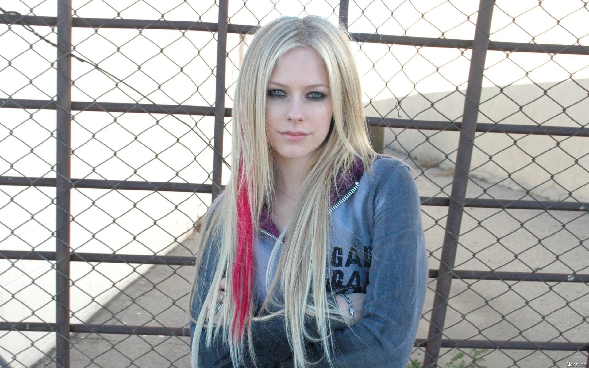 Avril Lavigne with red streak