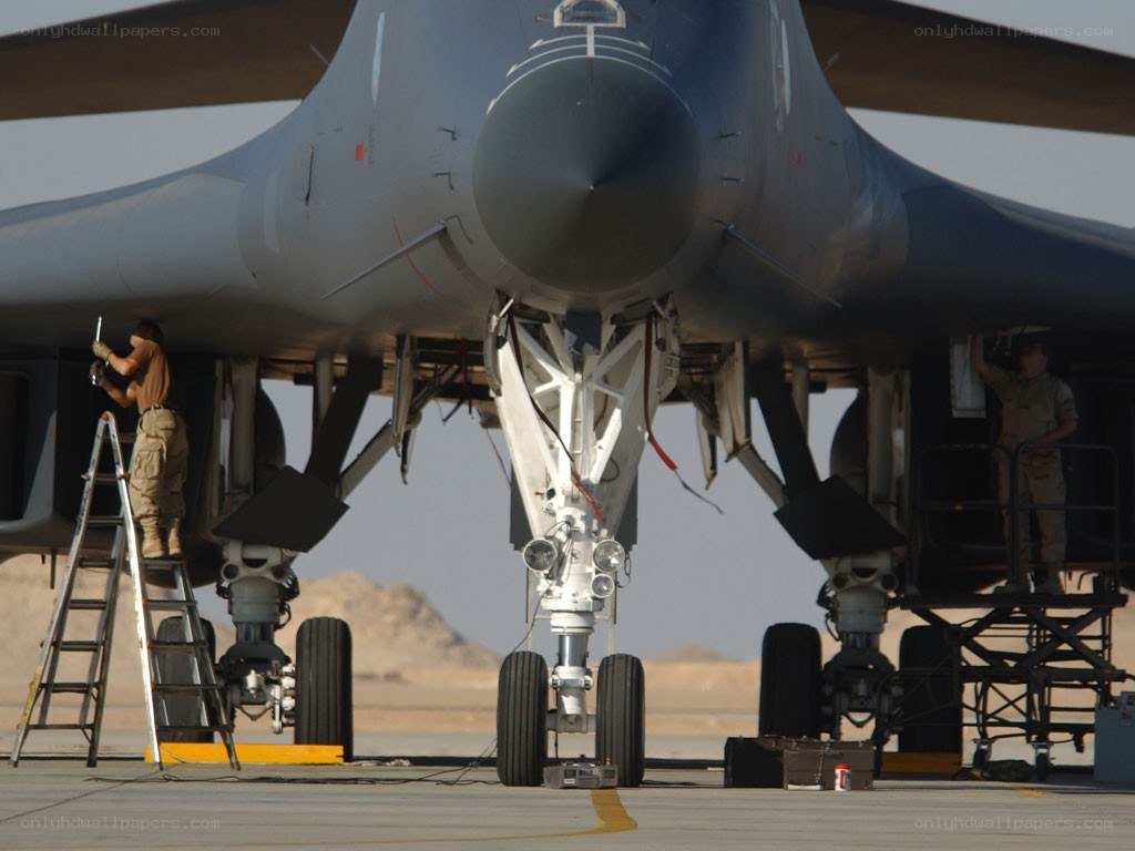 B-1 Lancer maintenance on tarmac