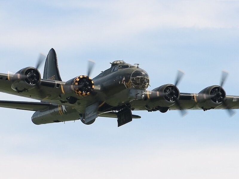 B-17 Bomber Aircraft — Green, Calm, Afternoon, Photograph, Propellers, Sky