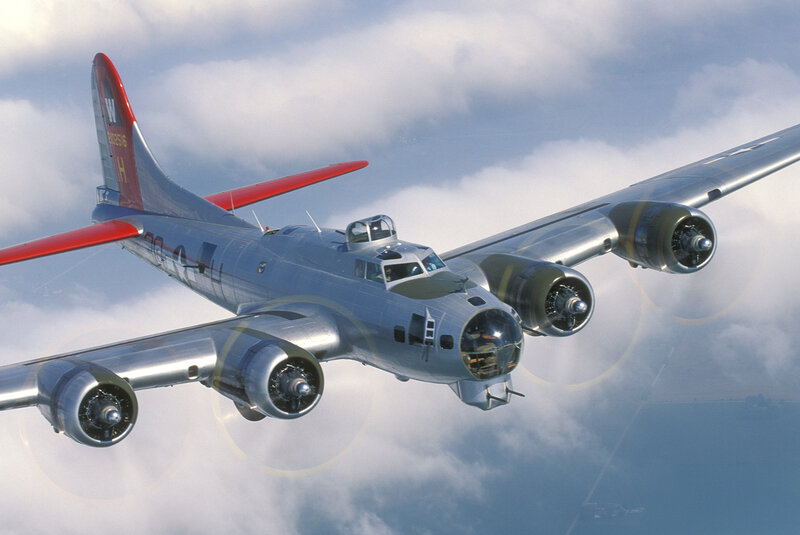 B-17 Bomber Aircraft — Silver, Dynamic