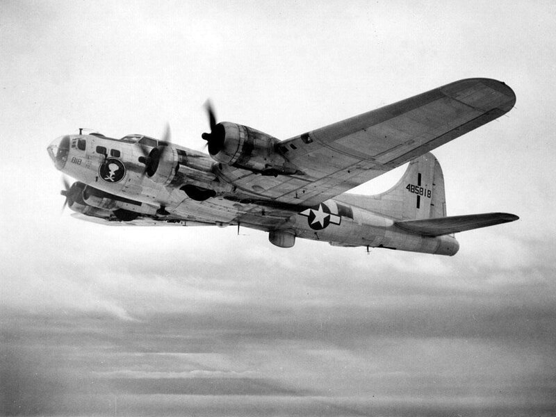 B-17 Bomber in Flight — Black