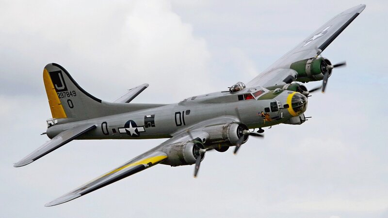 B-17 Bomber in Flight — Gray, Dynamic