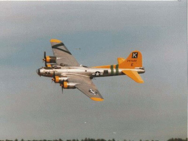B-17 Bomber in Flight — Gray, Neutral