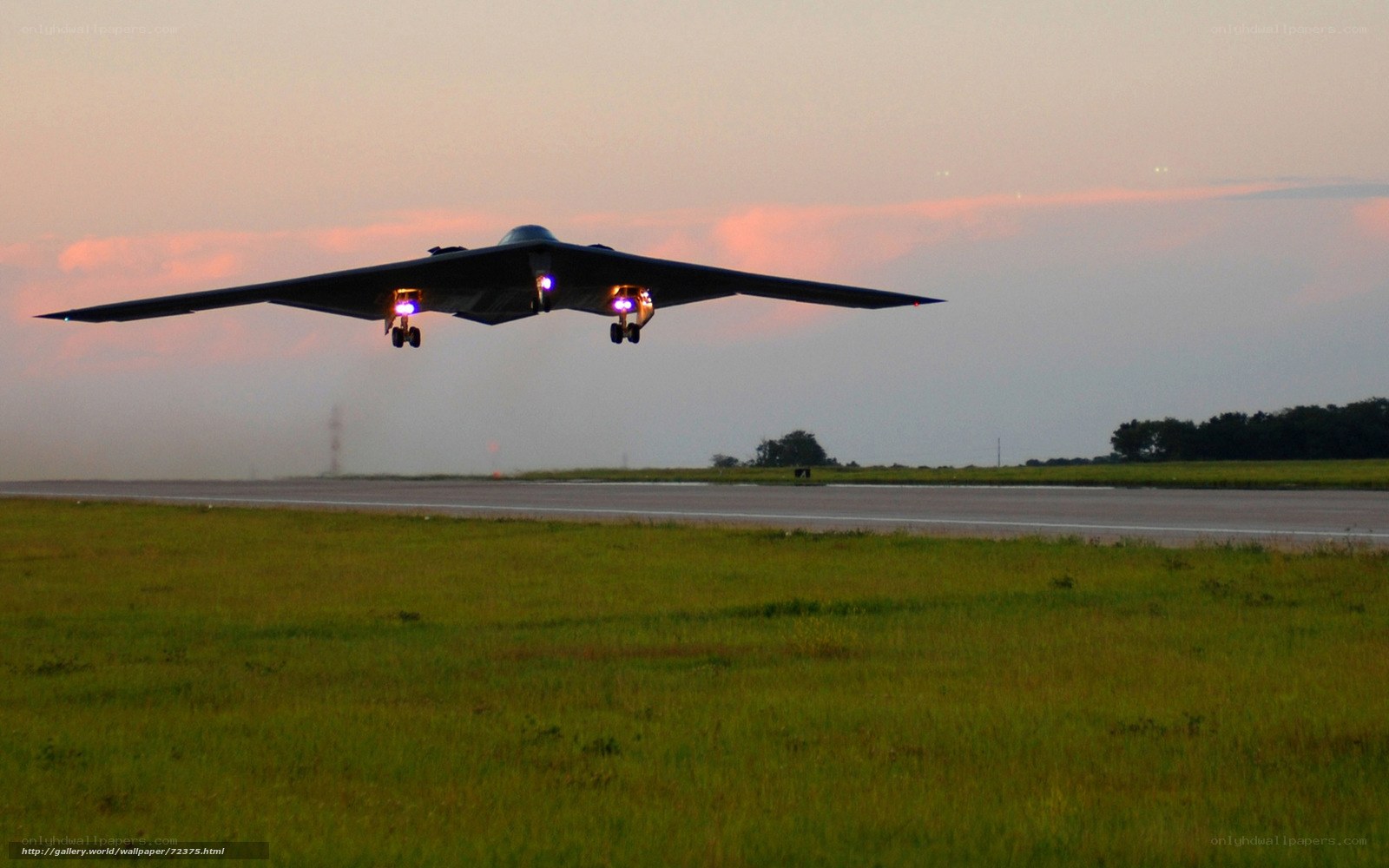 B-2 Spirit bomber landing