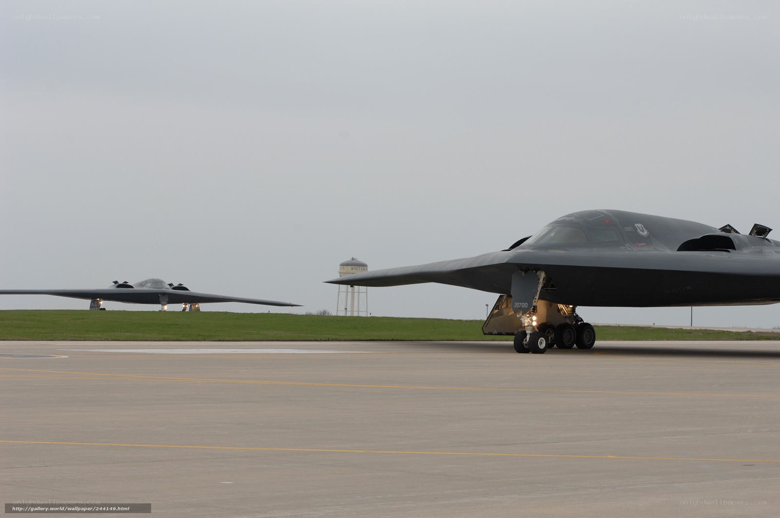 B-2 Spirit bombers on tarmac