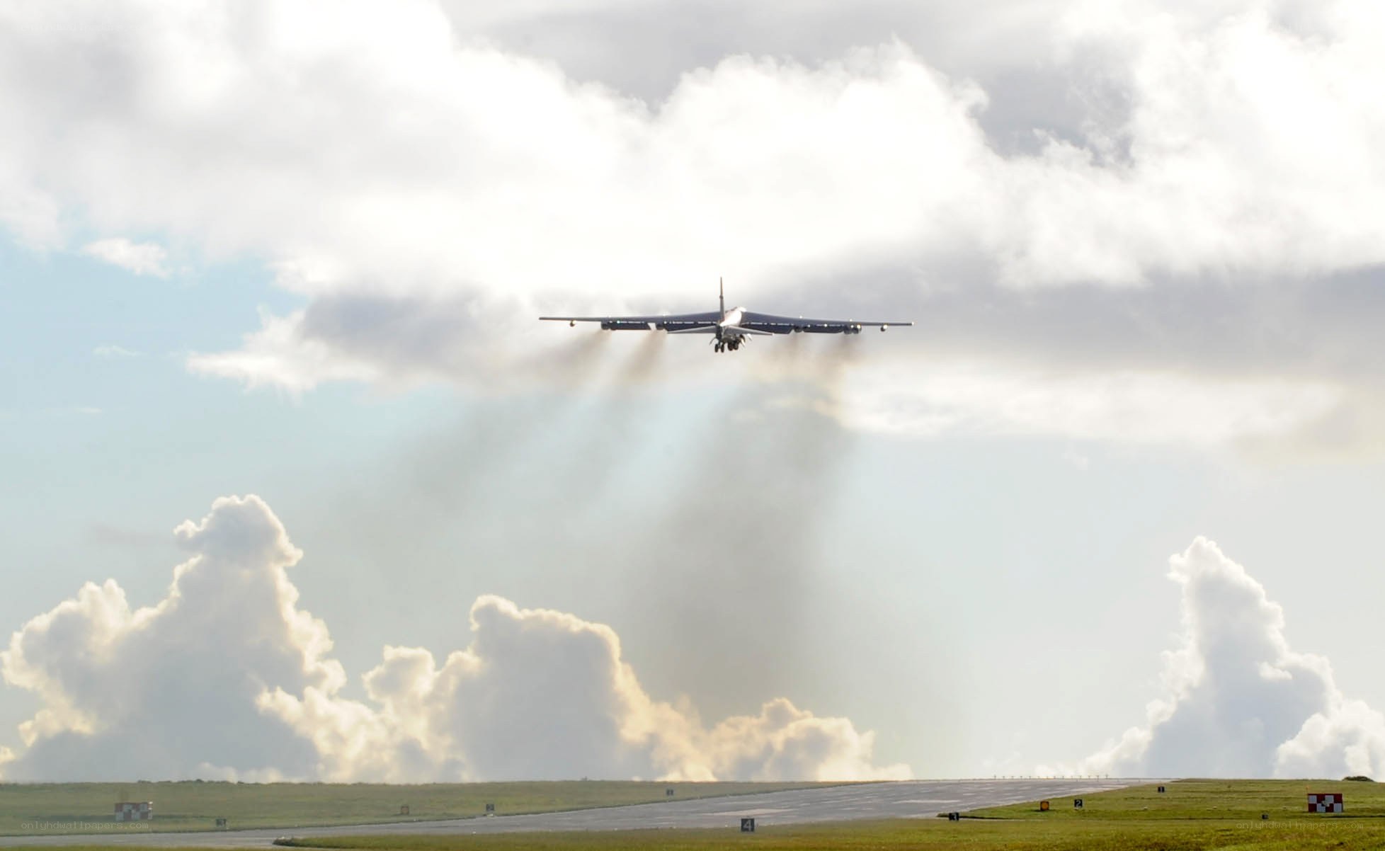 B-52 bomber landing