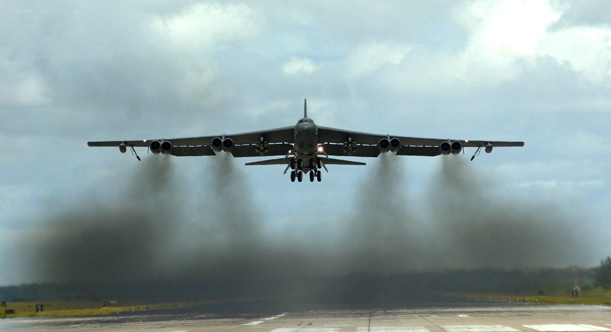B-52 bomber landing