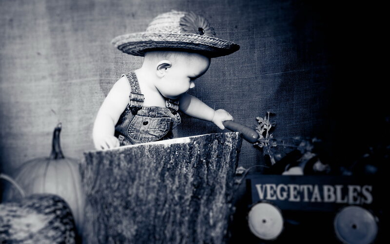 Baby in Straw Hat — Black