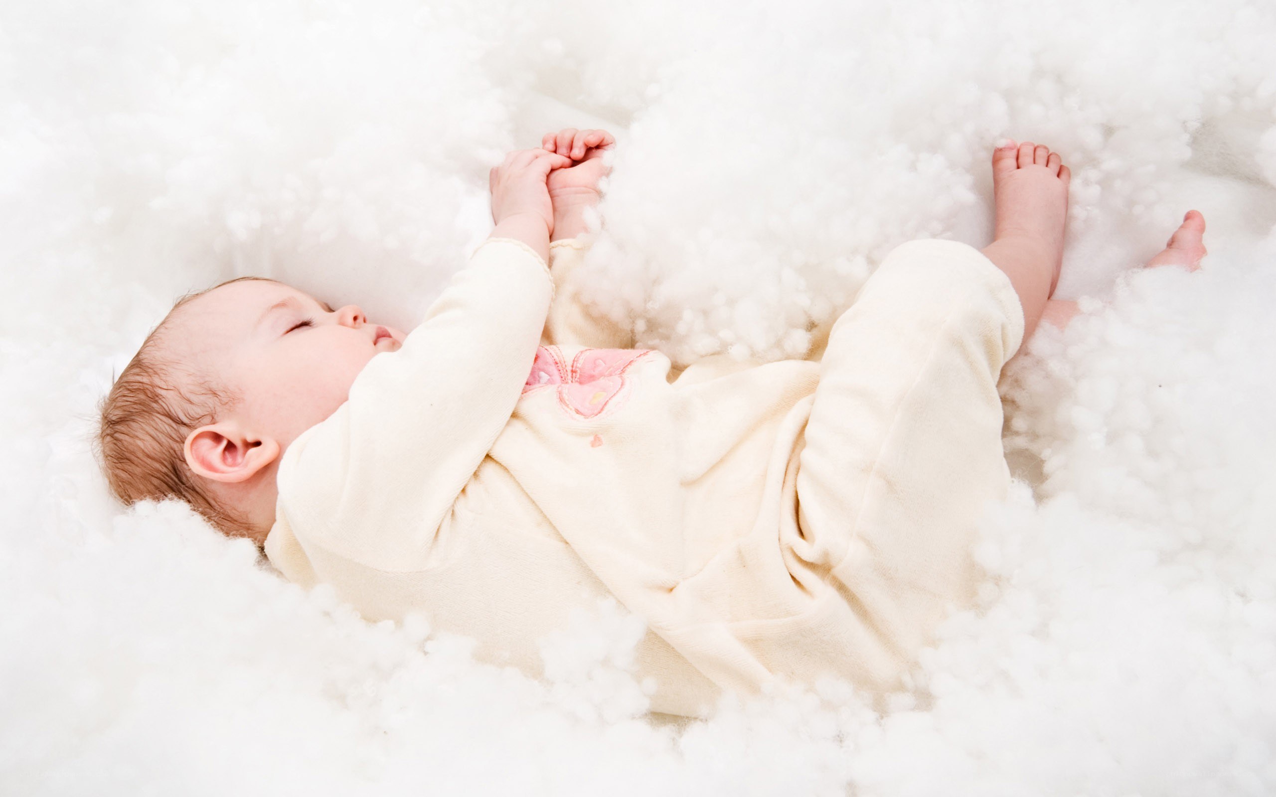 Baby sleeping on white fluff