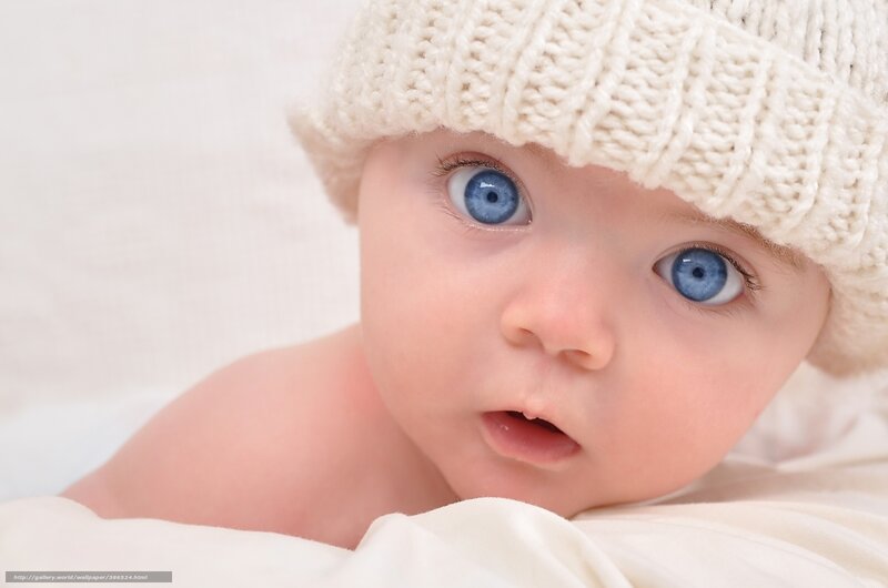 baby with blue eyes