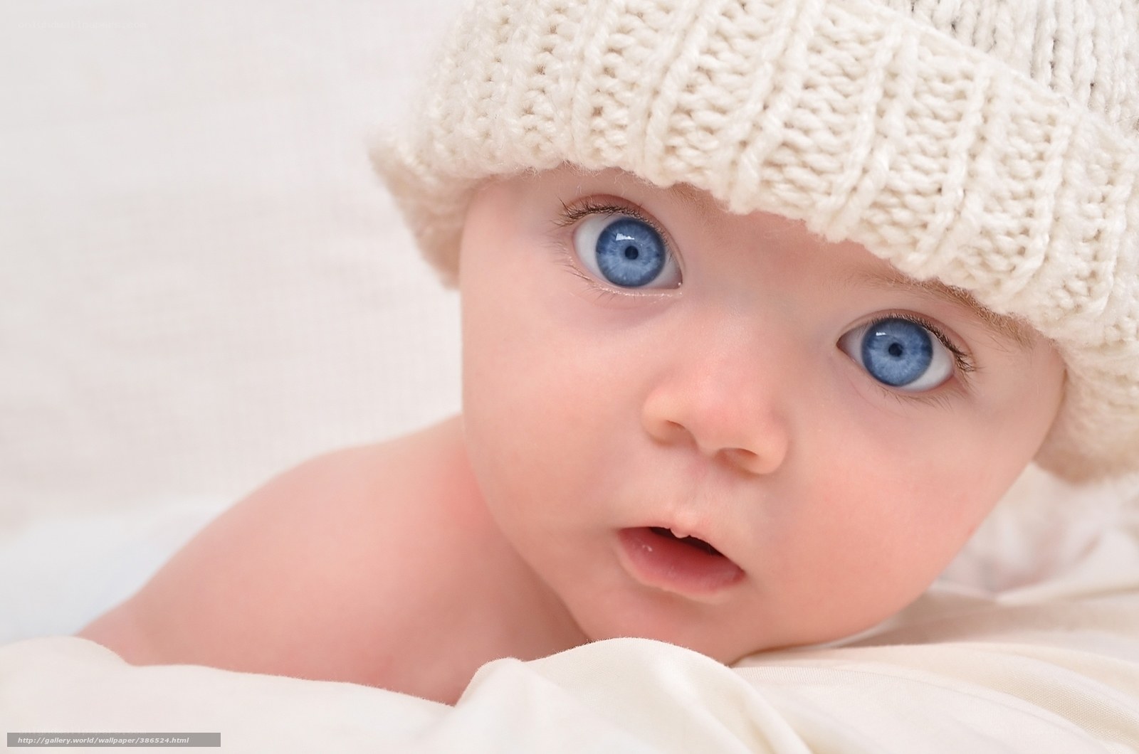 baby with blue eyes