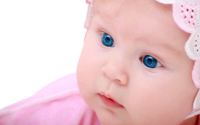 baby with blue eyes