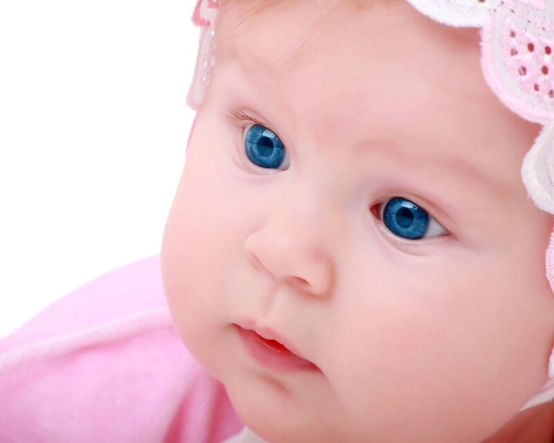 baby with blue eyes