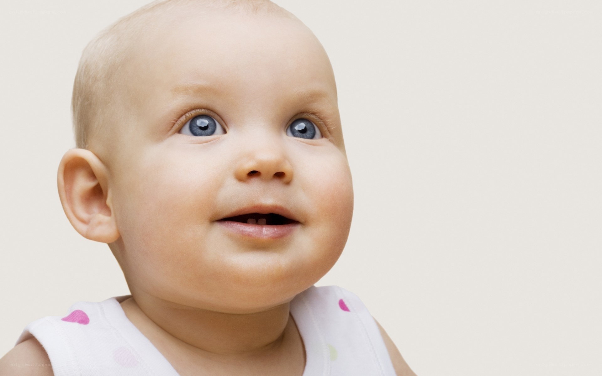 baby with blue eyes
