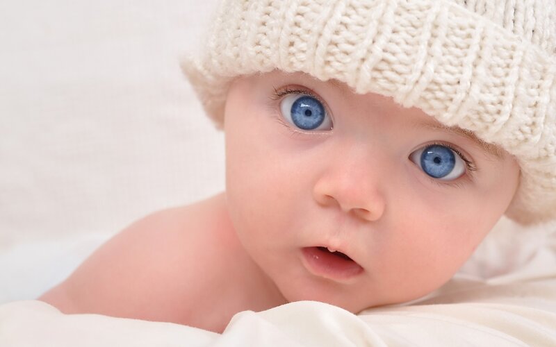 baby with blue eyes and hat