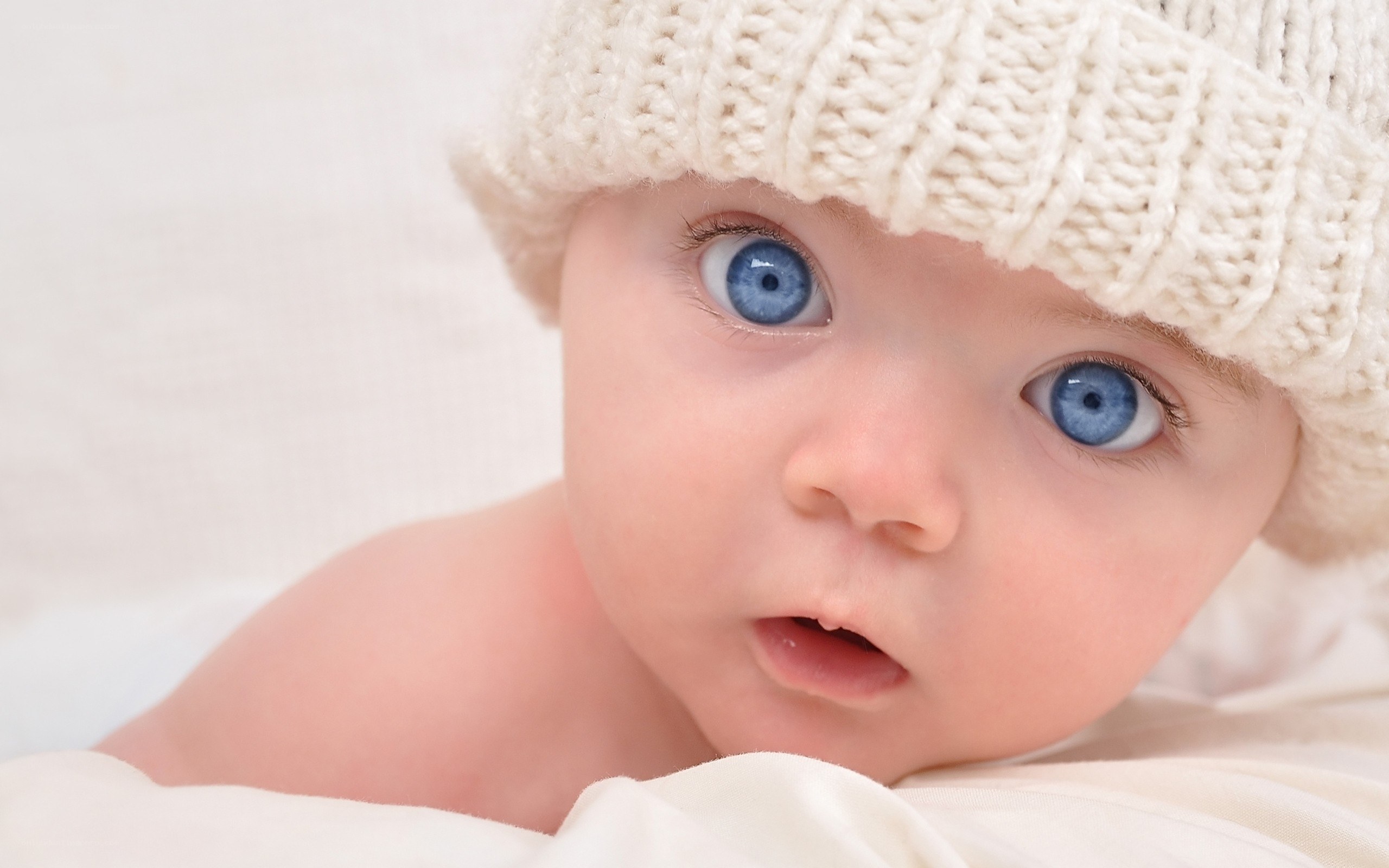 Baby with blue eyes and hat