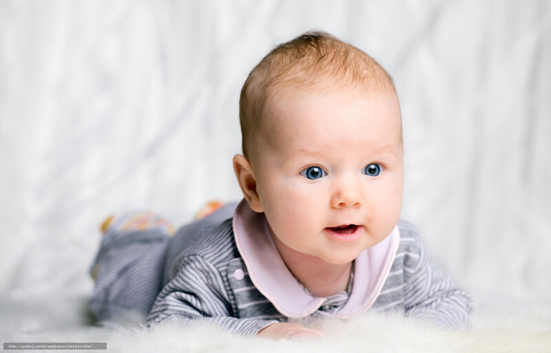 baby with blue eyes lying down