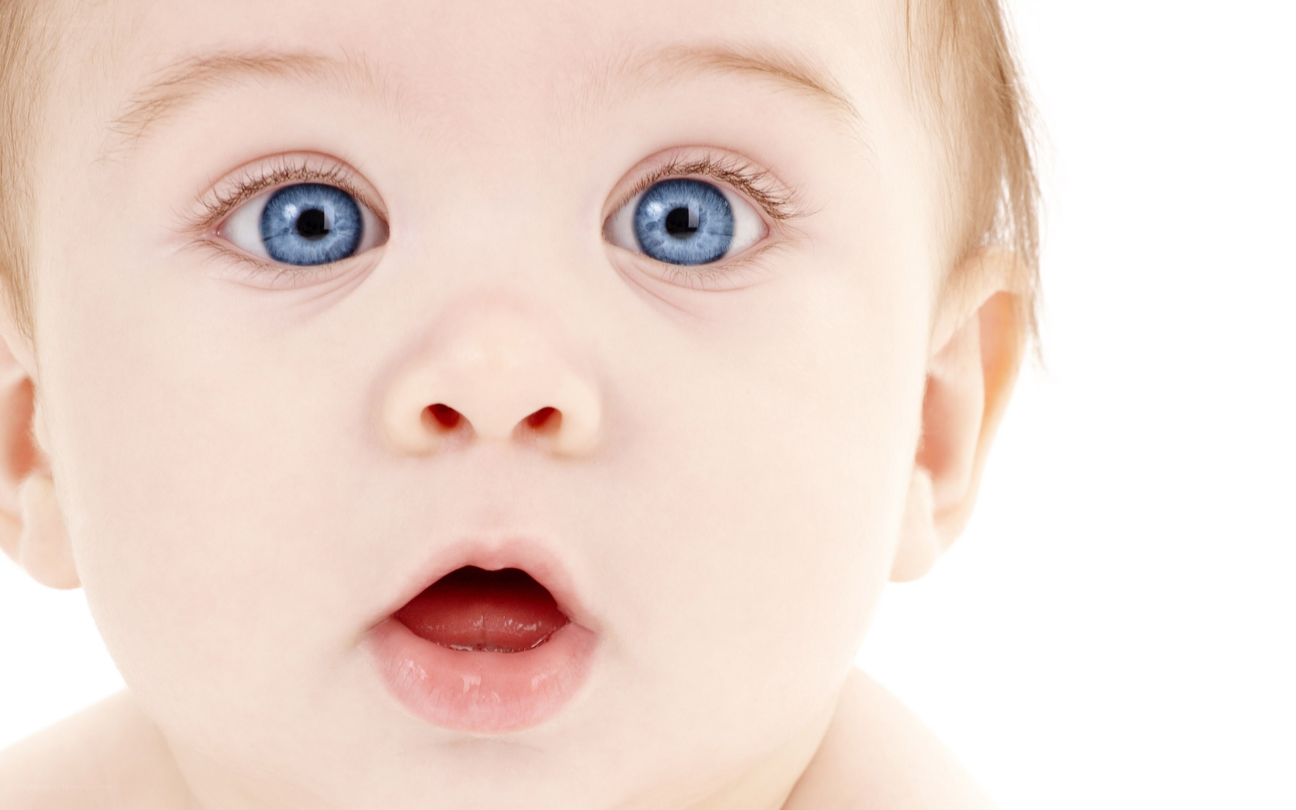 baby with blue eyes