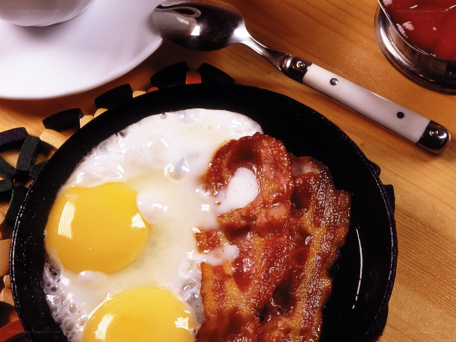 bacon and eggs breakfast