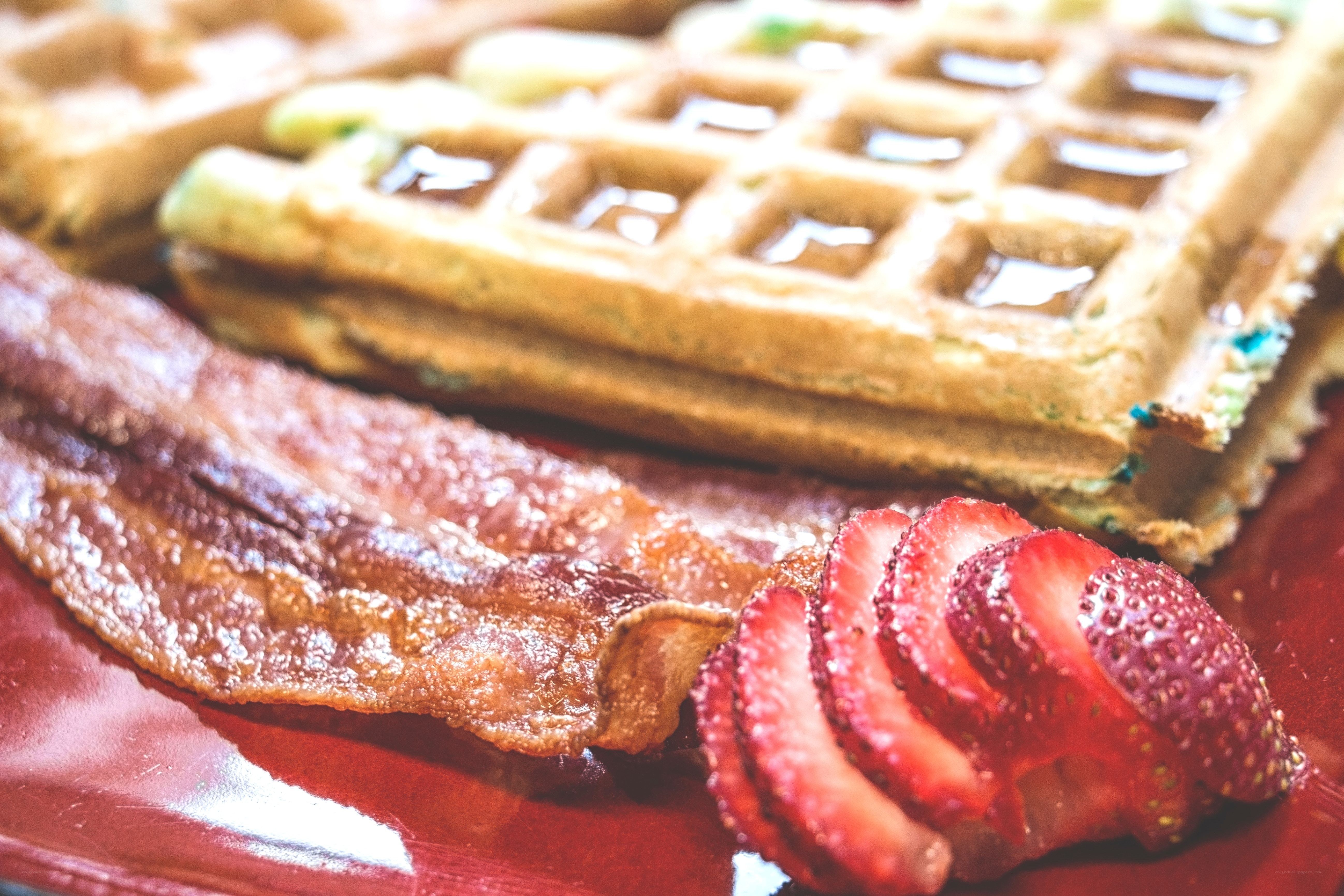 Bacon and waffles with strawberries