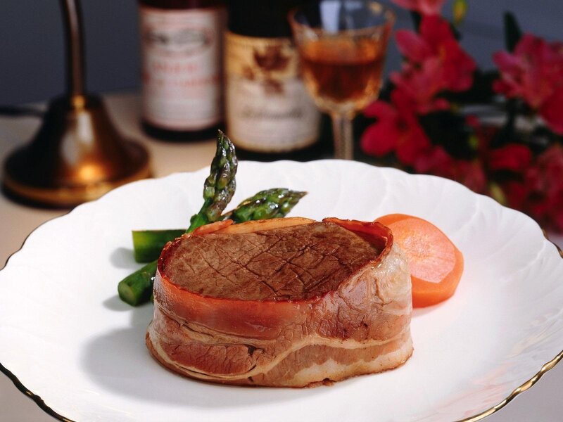 Bacon-wrapped steak with asparagus