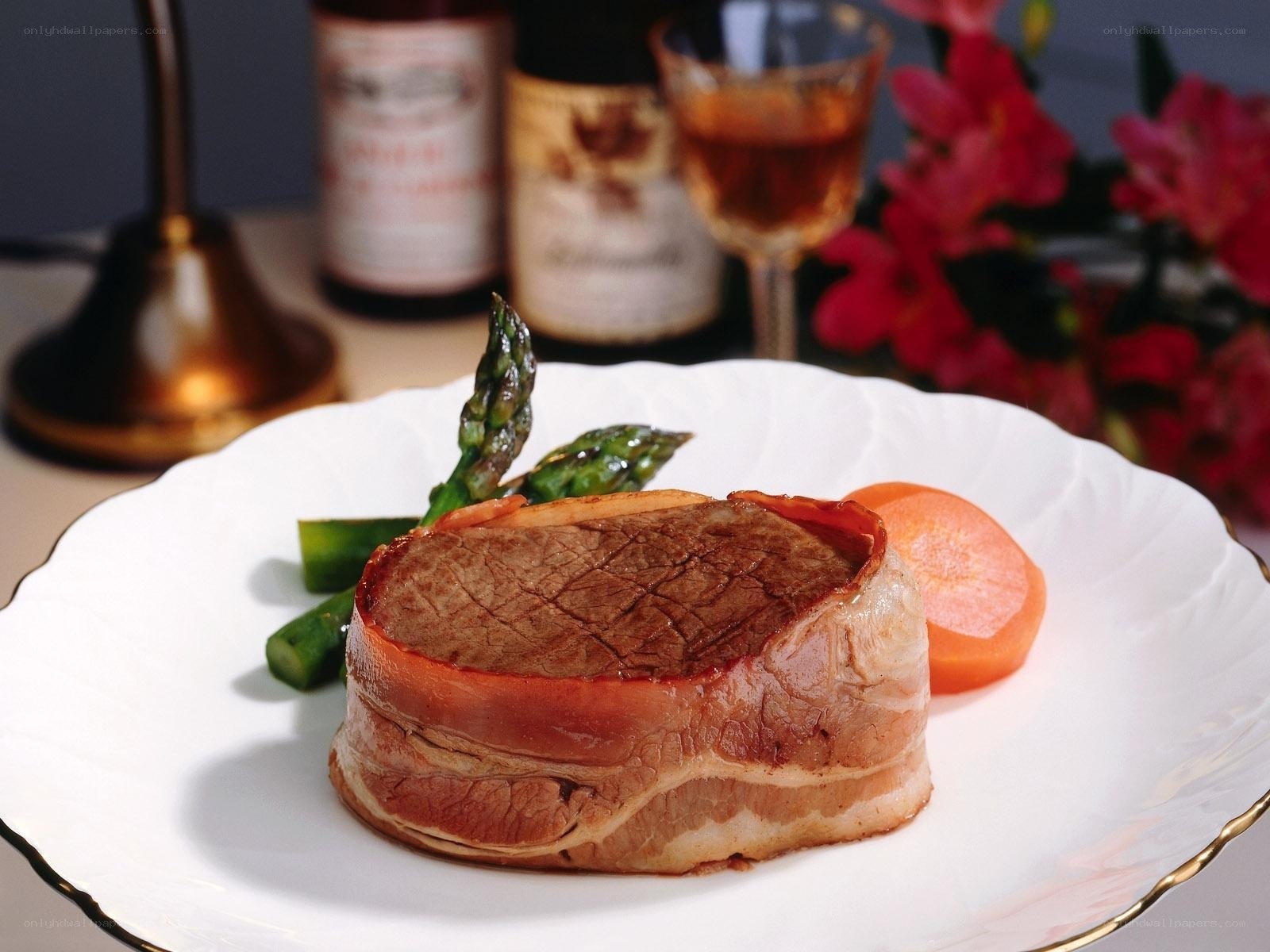 Bacon-wrapped steak with asparagus