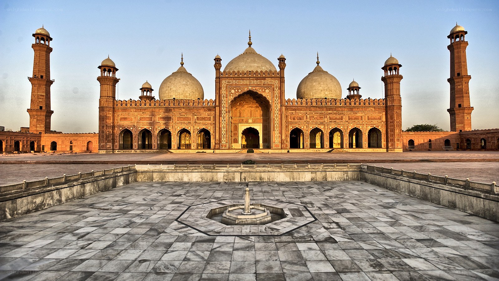 Badshahi Mosque at dawn