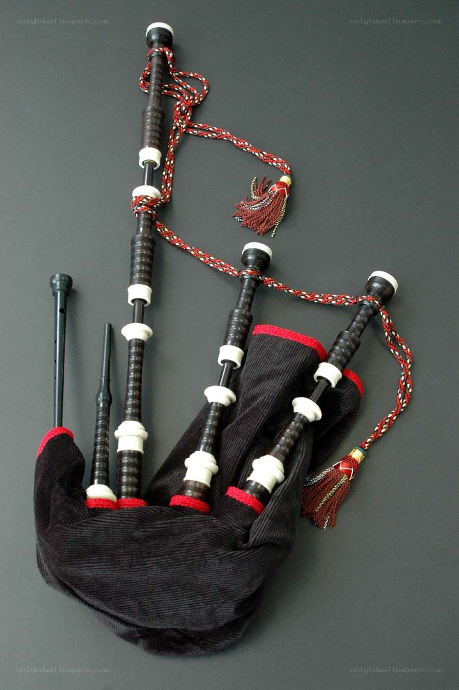 Bagpipes with cord and tassels