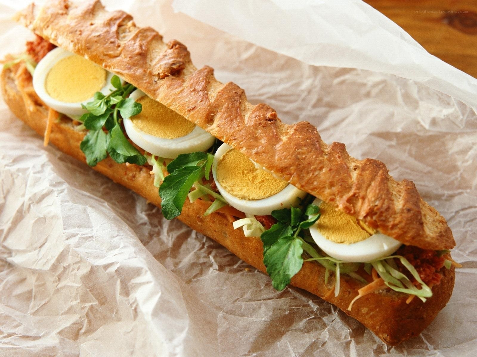 baguette sandwich with eggs