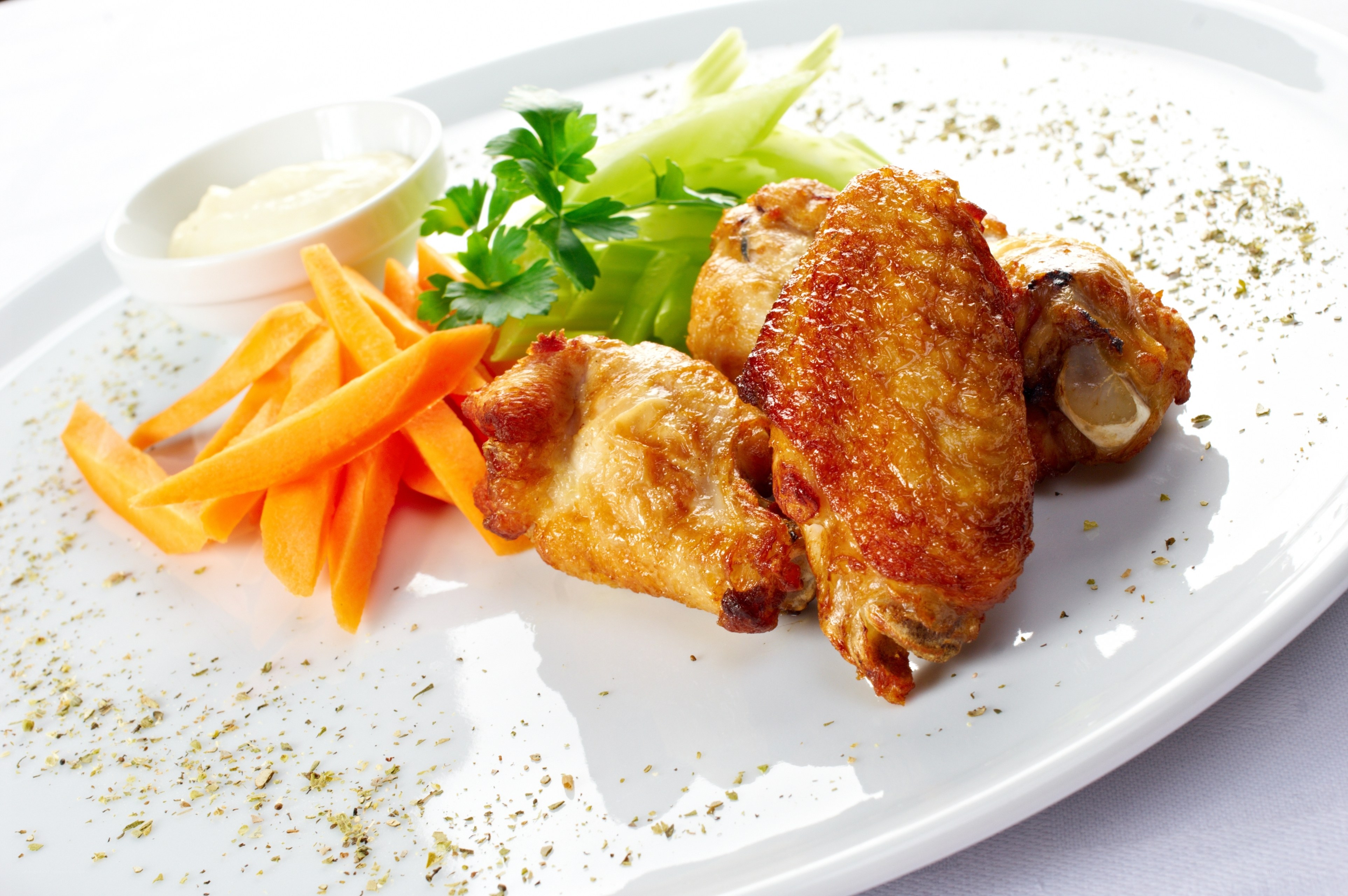 Baked chicken wings with vegetables