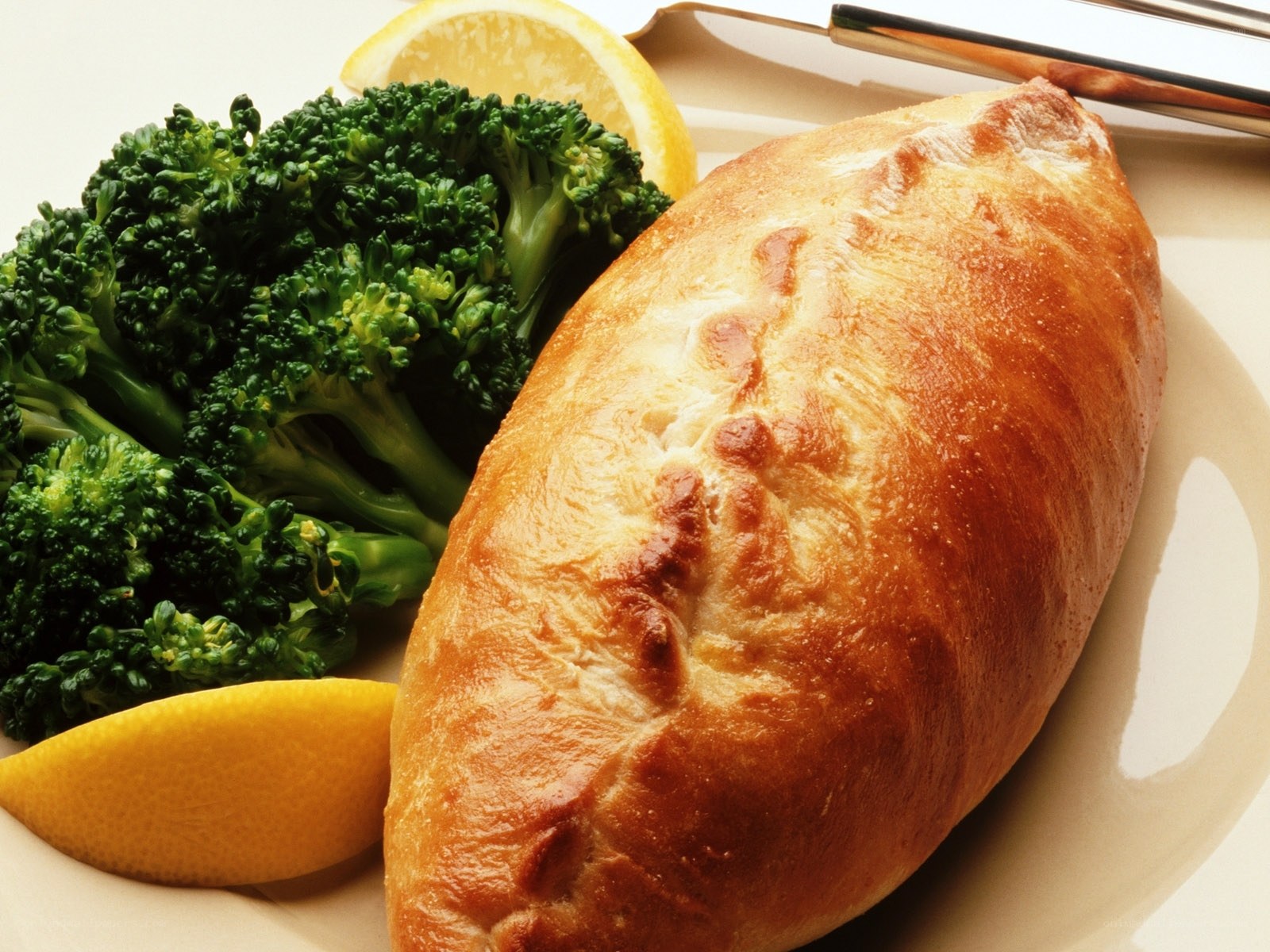 Baked pastry with broccoli and lemon