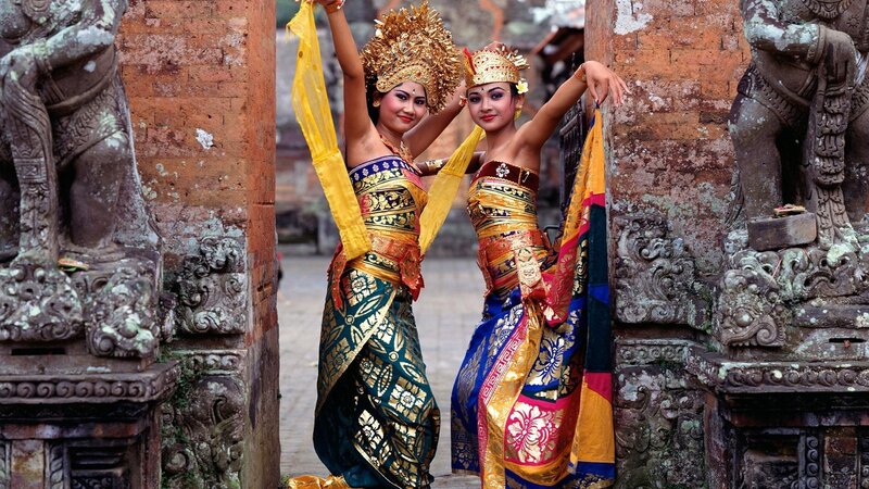 Balinese dancers in traditional costume