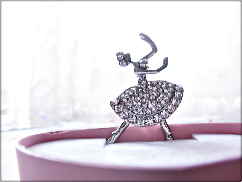 Ballerina brooch in box