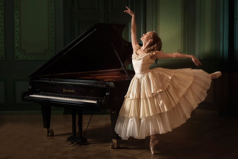 Ballerina Dancing — Cream