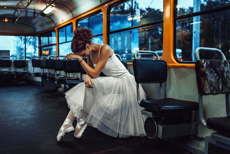 Ballerina in Bus