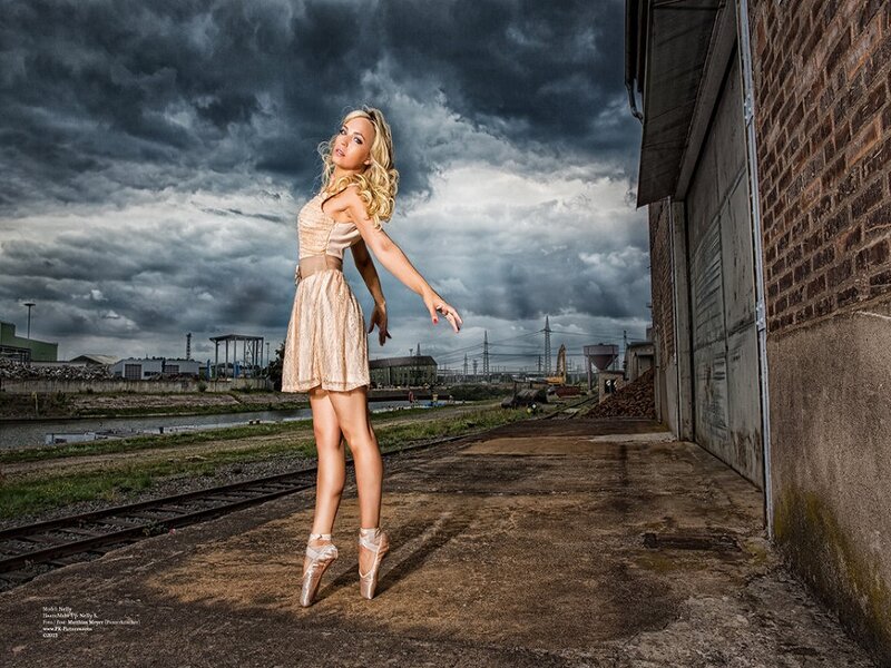 Ballerina on Pointe — Gray