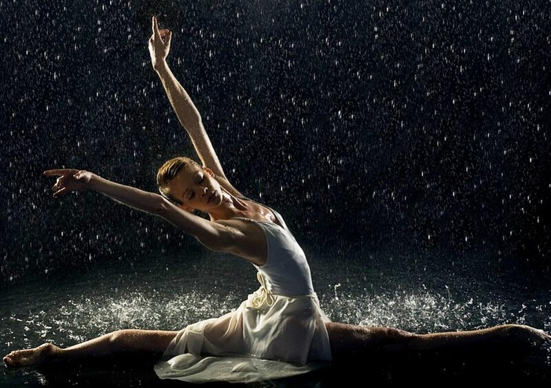 Ballet Dancer in Rain — Black