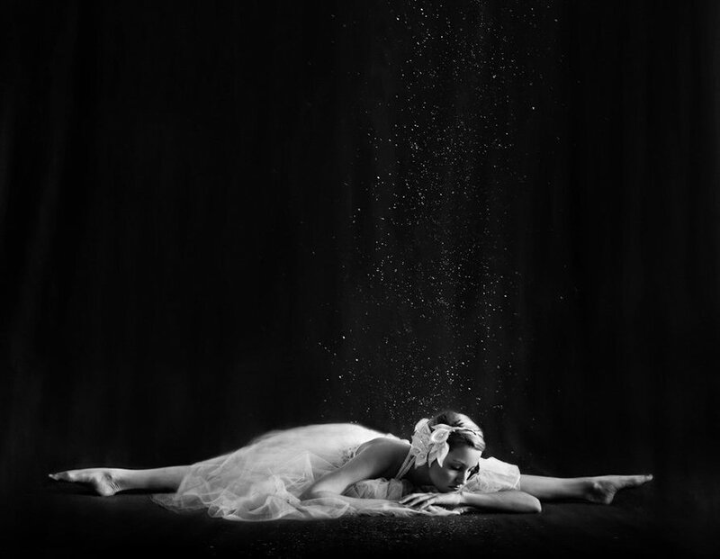 Ballet Dancer Lying Down — Black