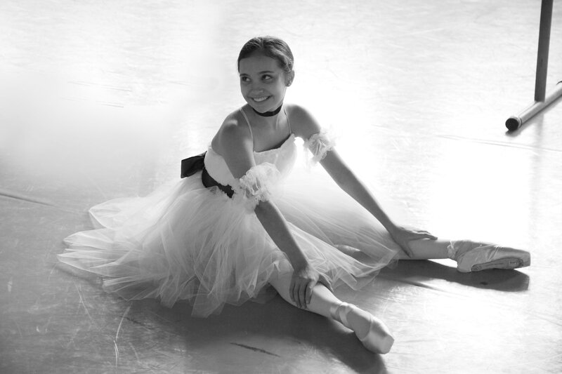 Ballet Dancer Sitting — Black, Calm