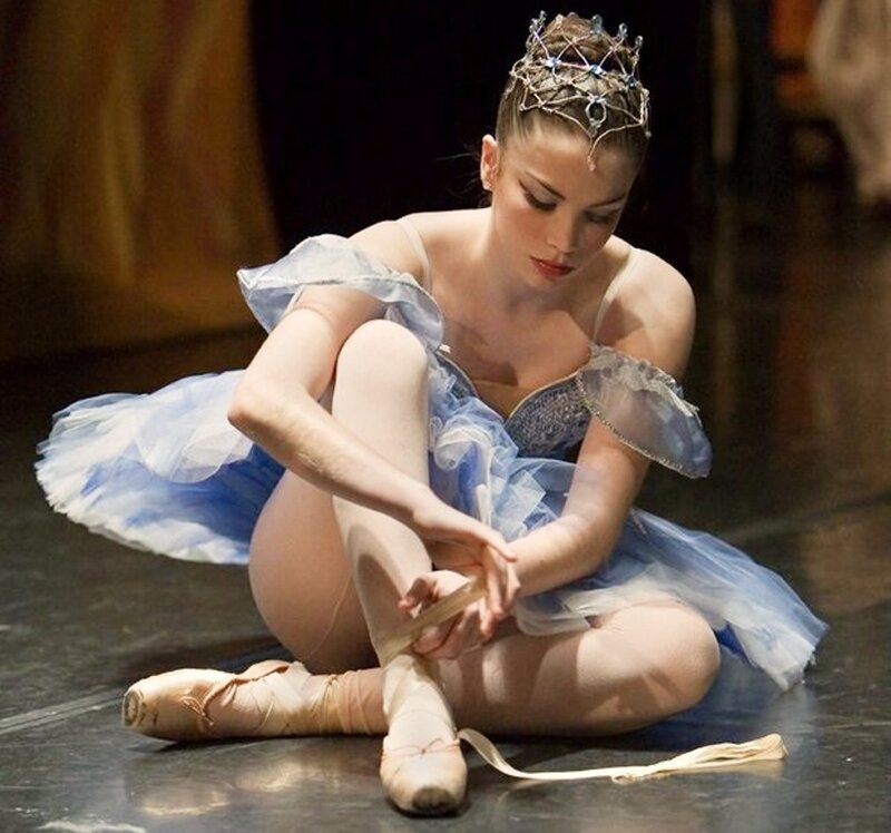 Ballet Dancer Sitting — Blue