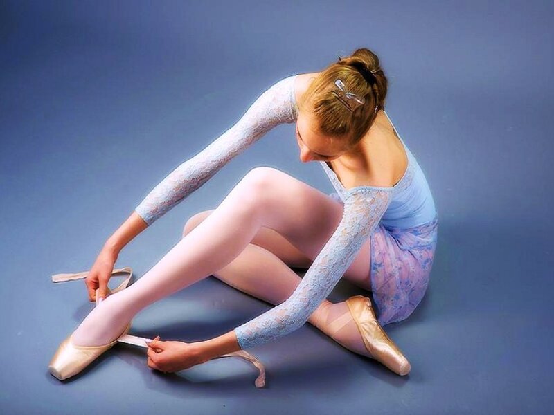 Ballet Dancer Tying Shoes — Blue