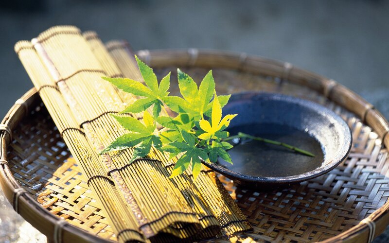 Bamboo mat with maple leaf