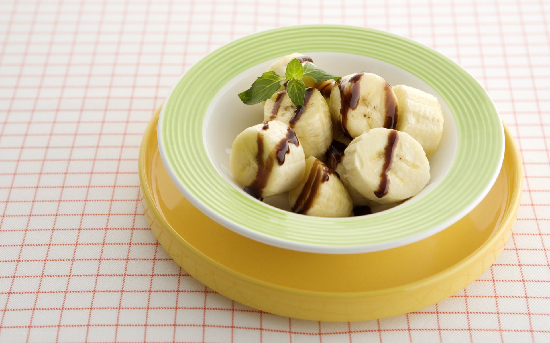 Banana dessert with chocolate