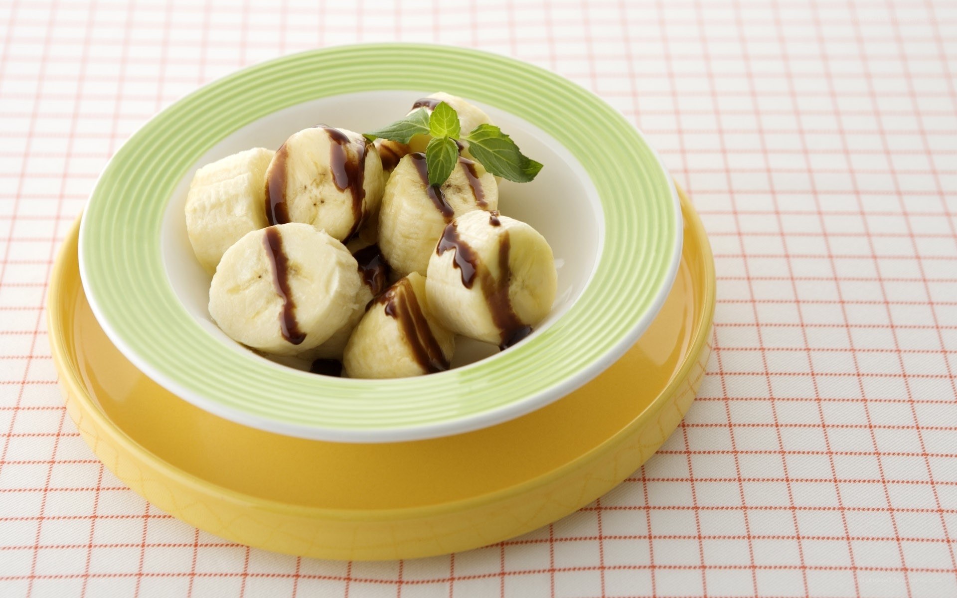 Banana dessert with chocolate