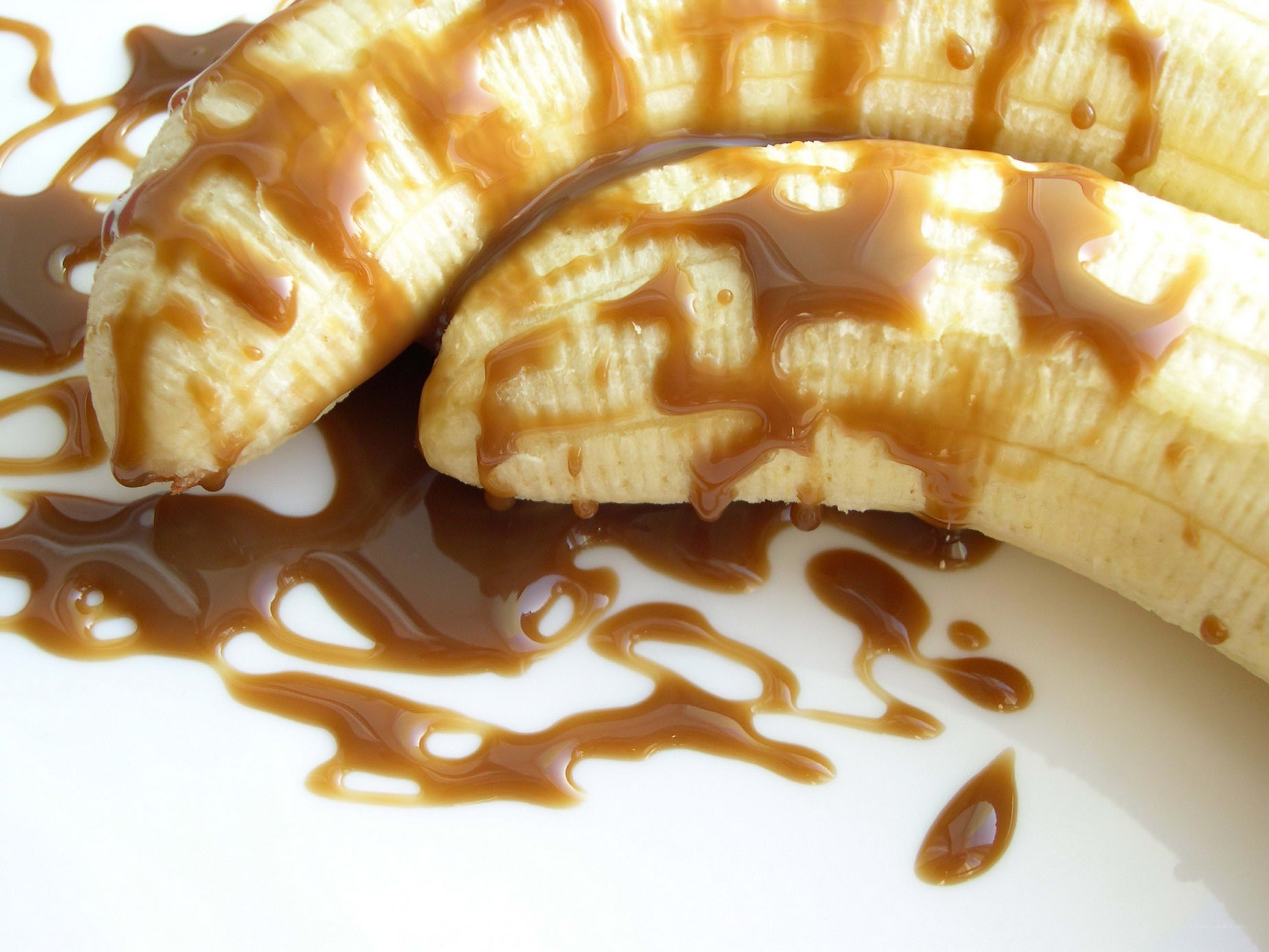 Bananas with caramel sauce